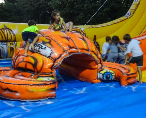 Tunnel-shaped inflatable crab