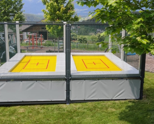 Installazione di un trampolino elastico doppio modello Sport Performance di colore grigio in un parco pubblico a San Lorenzo, Alto Adige.