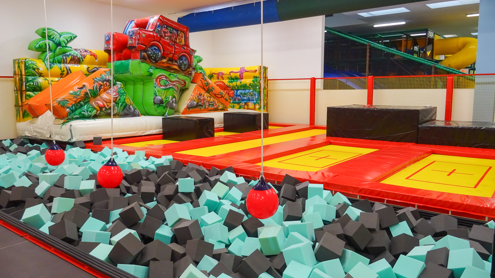 Trampoline park installato ad Angola, parco giochi Kandegolé Installazione trampoline park produzione italiana