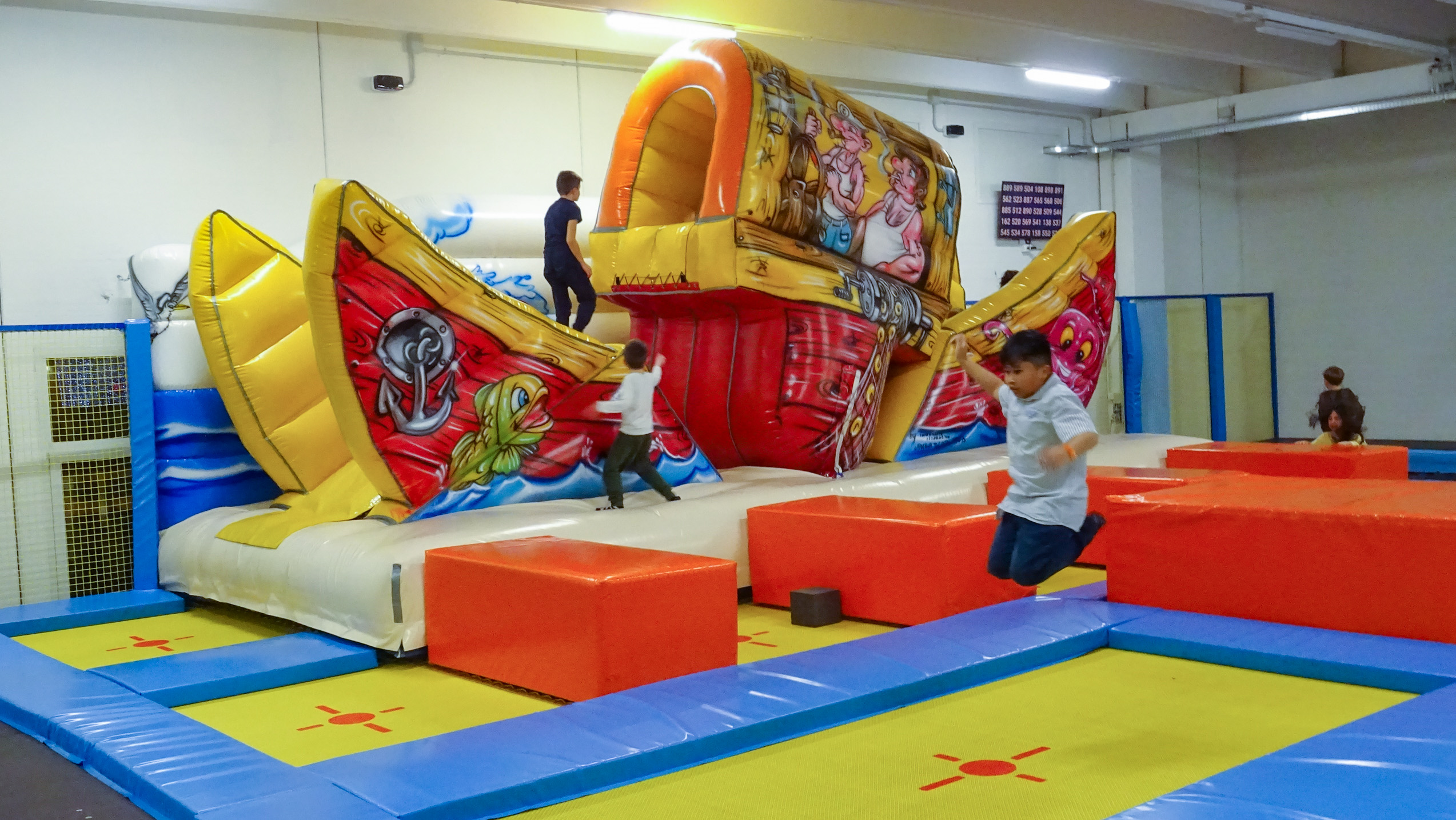 Trampoline park - Space Jump Srl (12 di 16) Trampoline park with inflatable
