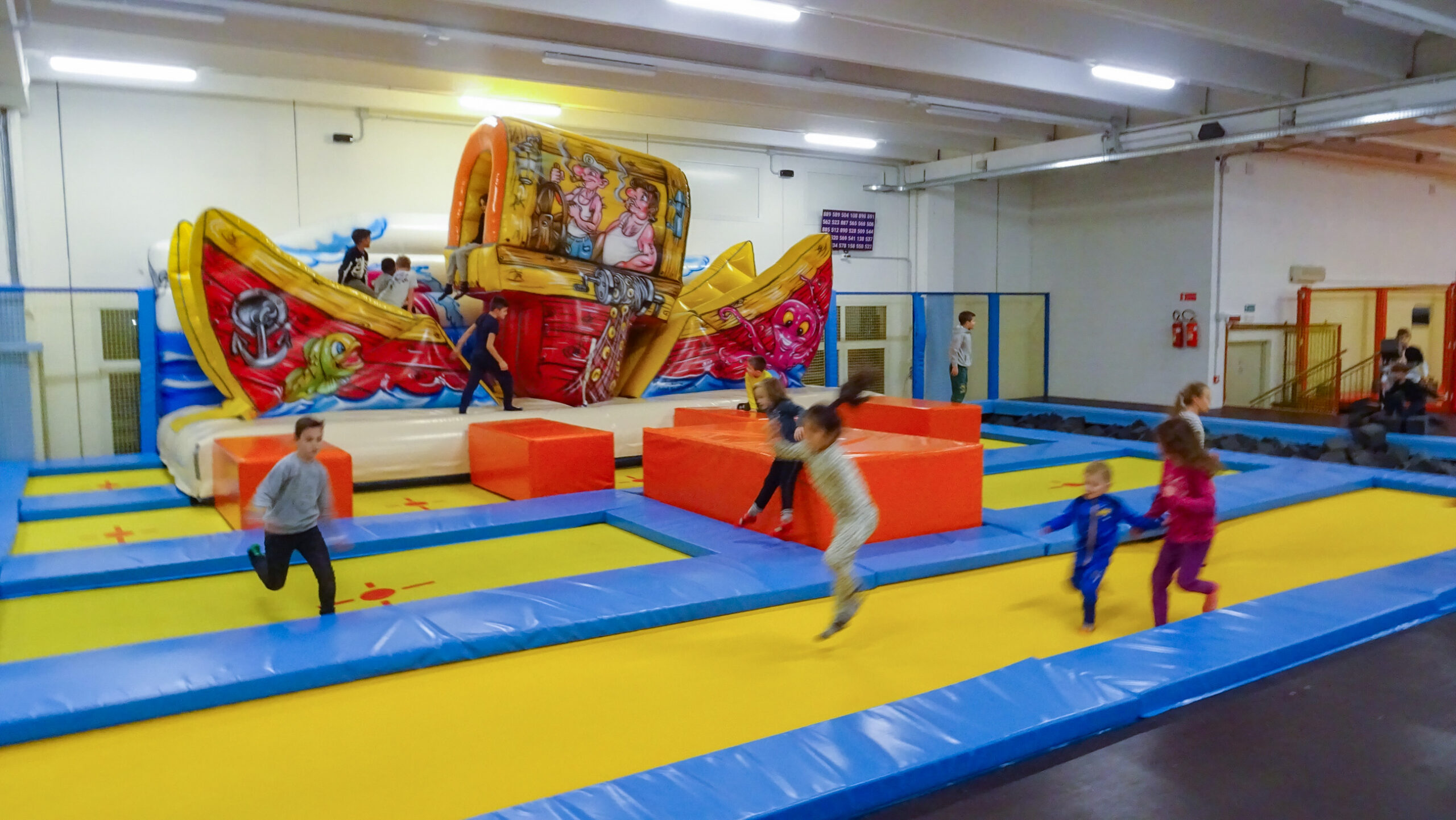 Trampoline park - Space Jump Srl (3 di 16) Trampoline park with inflatable